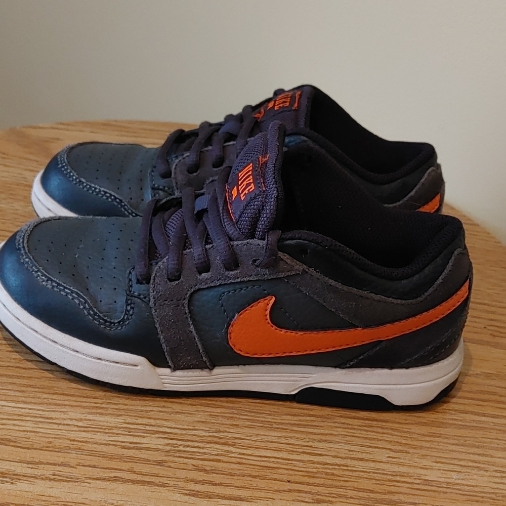 Nike Kids Boy sneakers size 1Y black and Orange